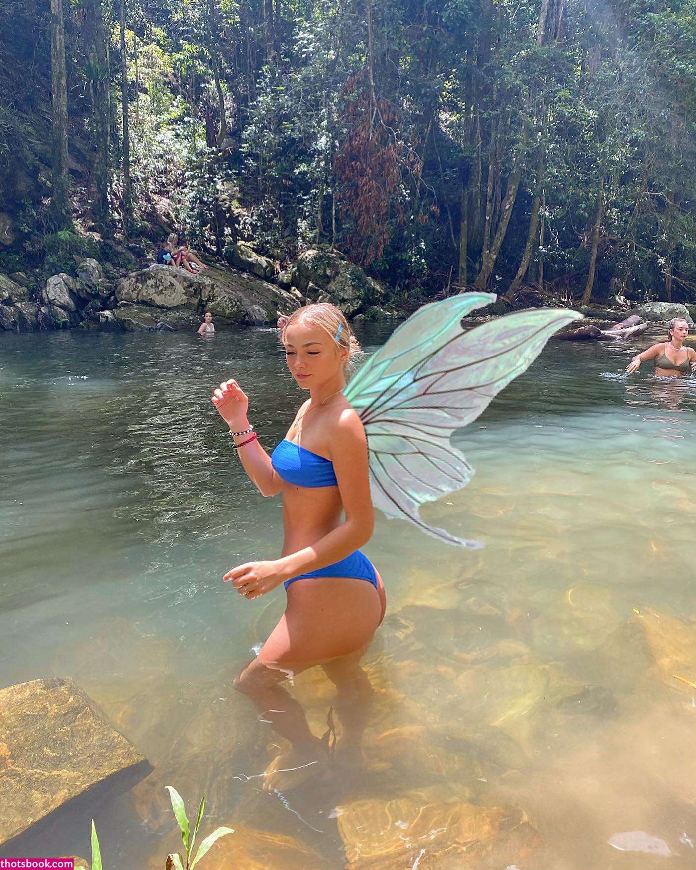 Zara Mander Photo #4