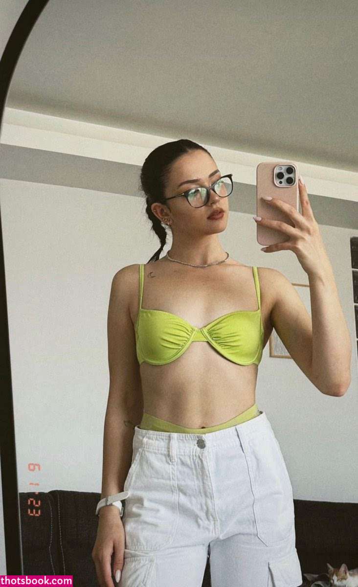 Feride Ozdinc Photo #2