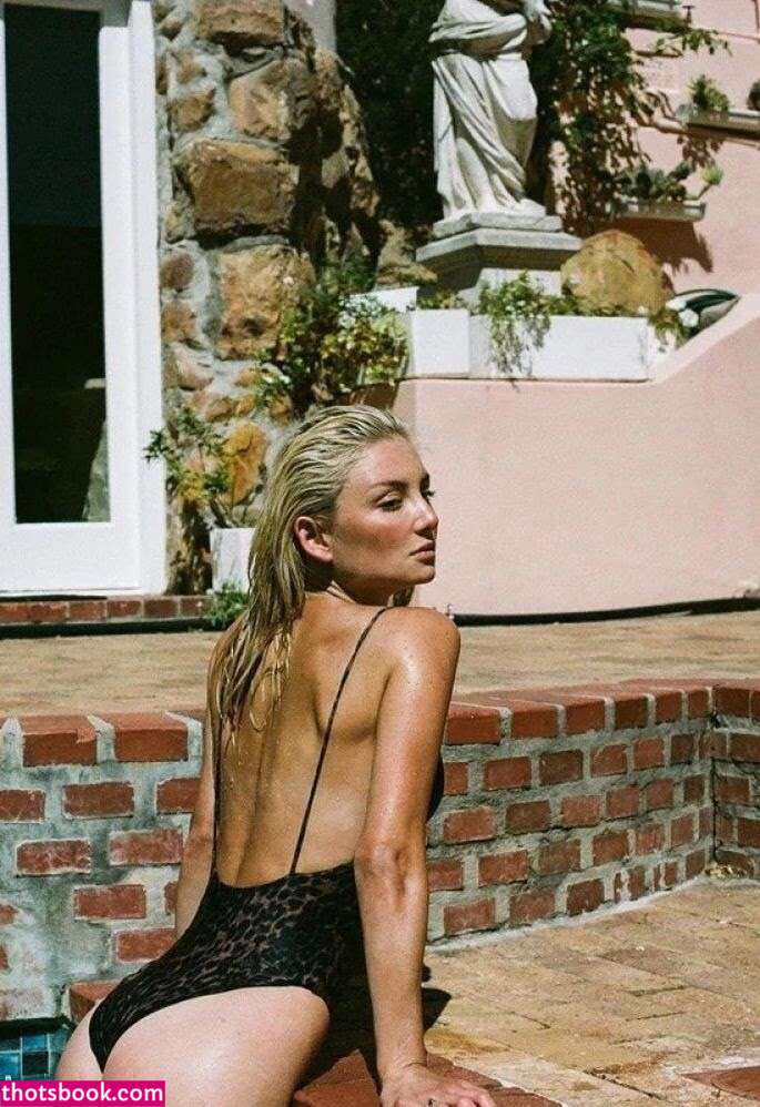 Julia Wulf Photo #21