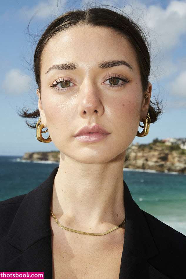 Zoe Kalotheos Photo #8