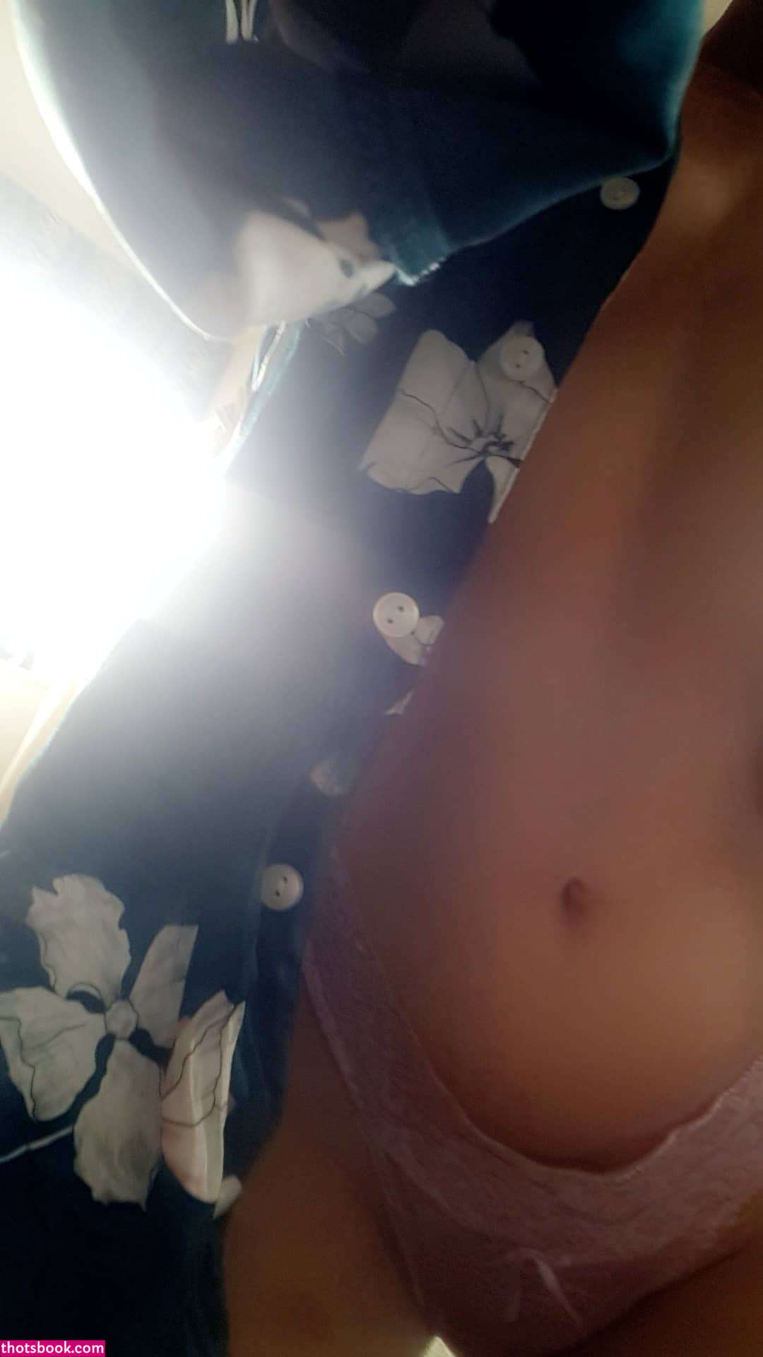 Zoe Phillips Photo #9