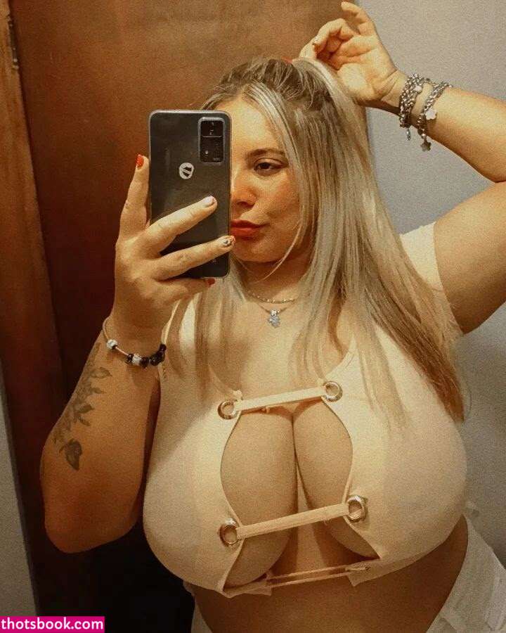 Estefani Favila Photo #4