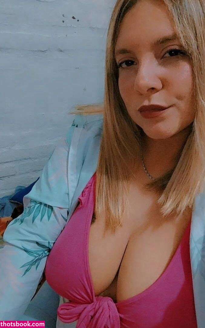 Estefani Favila Photo #9