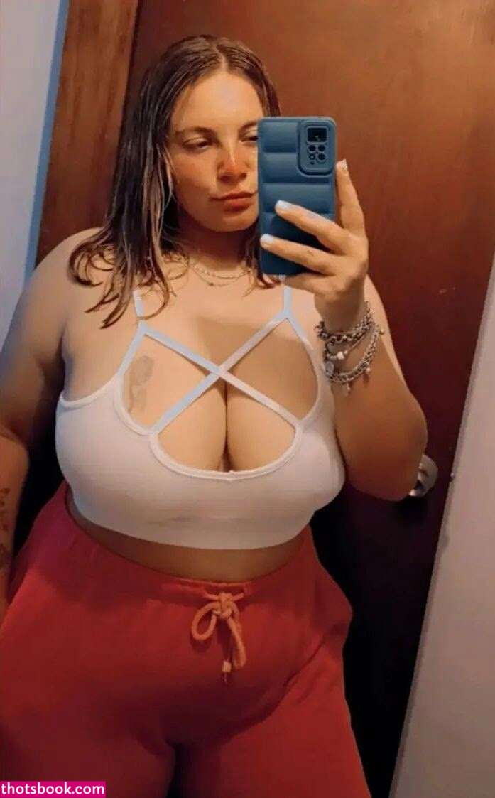 Estefani Favila Photo #17