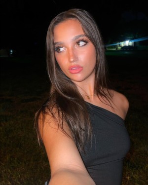 Katie Thompson Photo #15