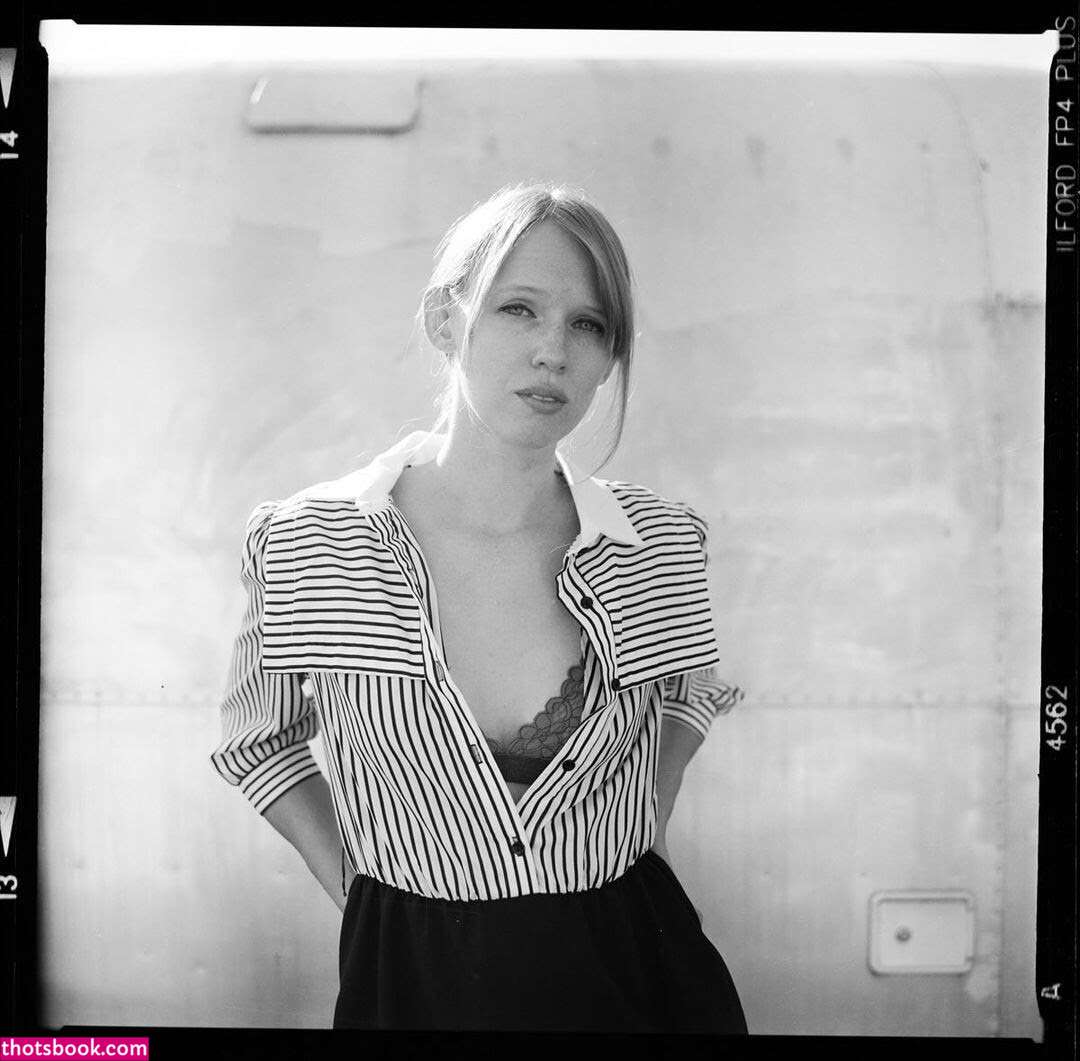 Lady Long Limbs Photo #16