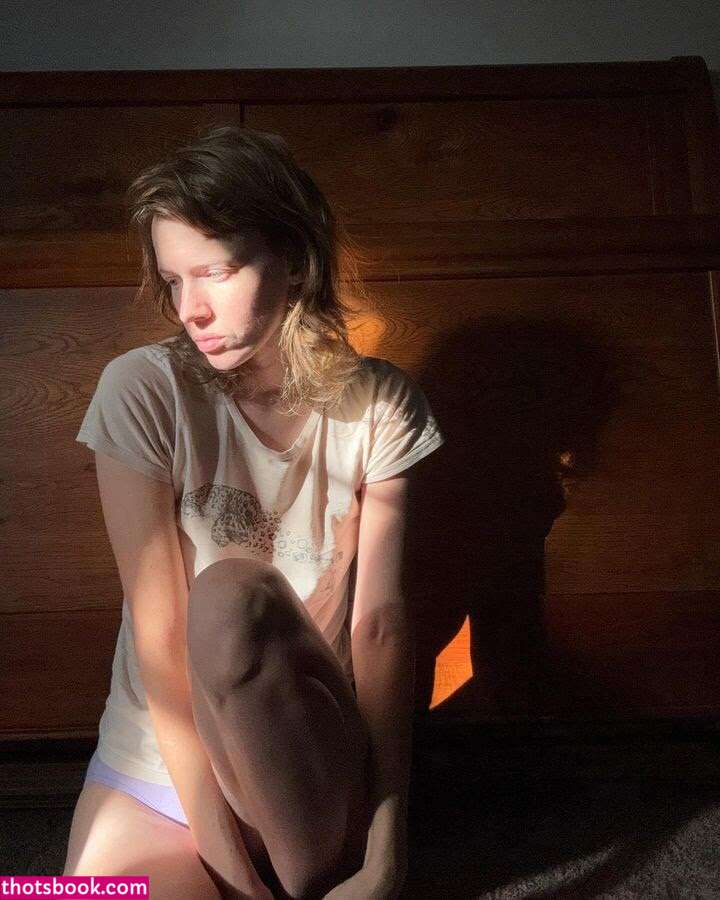 Lady Long Limbs Photo #17