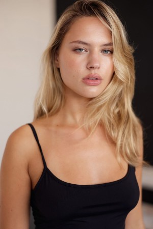 Julia Van Hest Photo #25