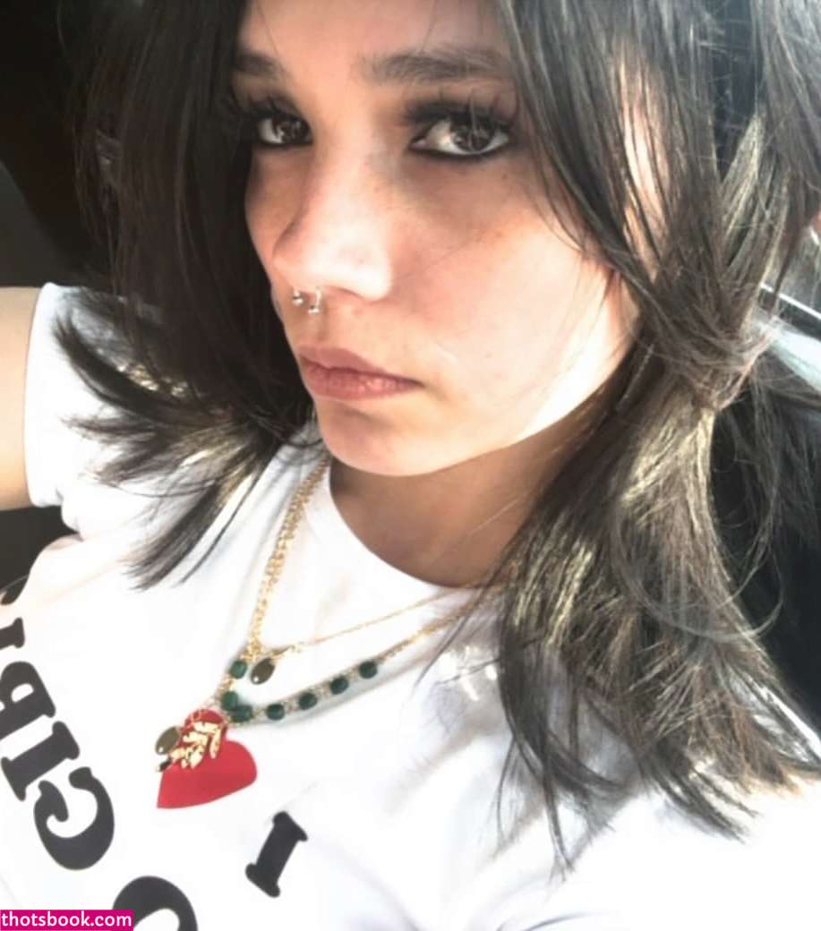 Julia Graham Photo #5