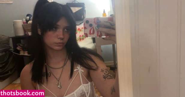 Julia Graham Photo #29