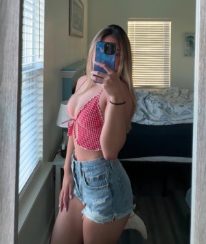 Emily Guyen Photo #13