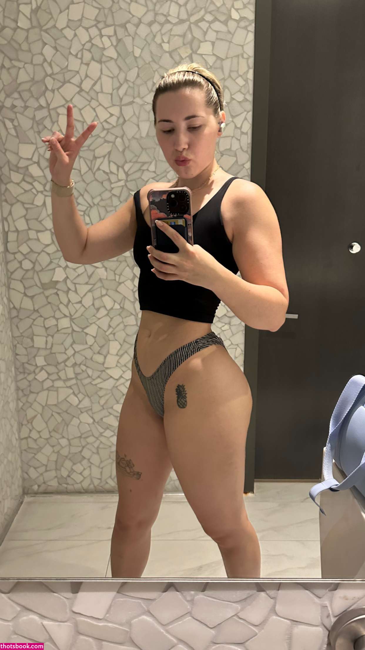 Pineapplebrat Photo #4