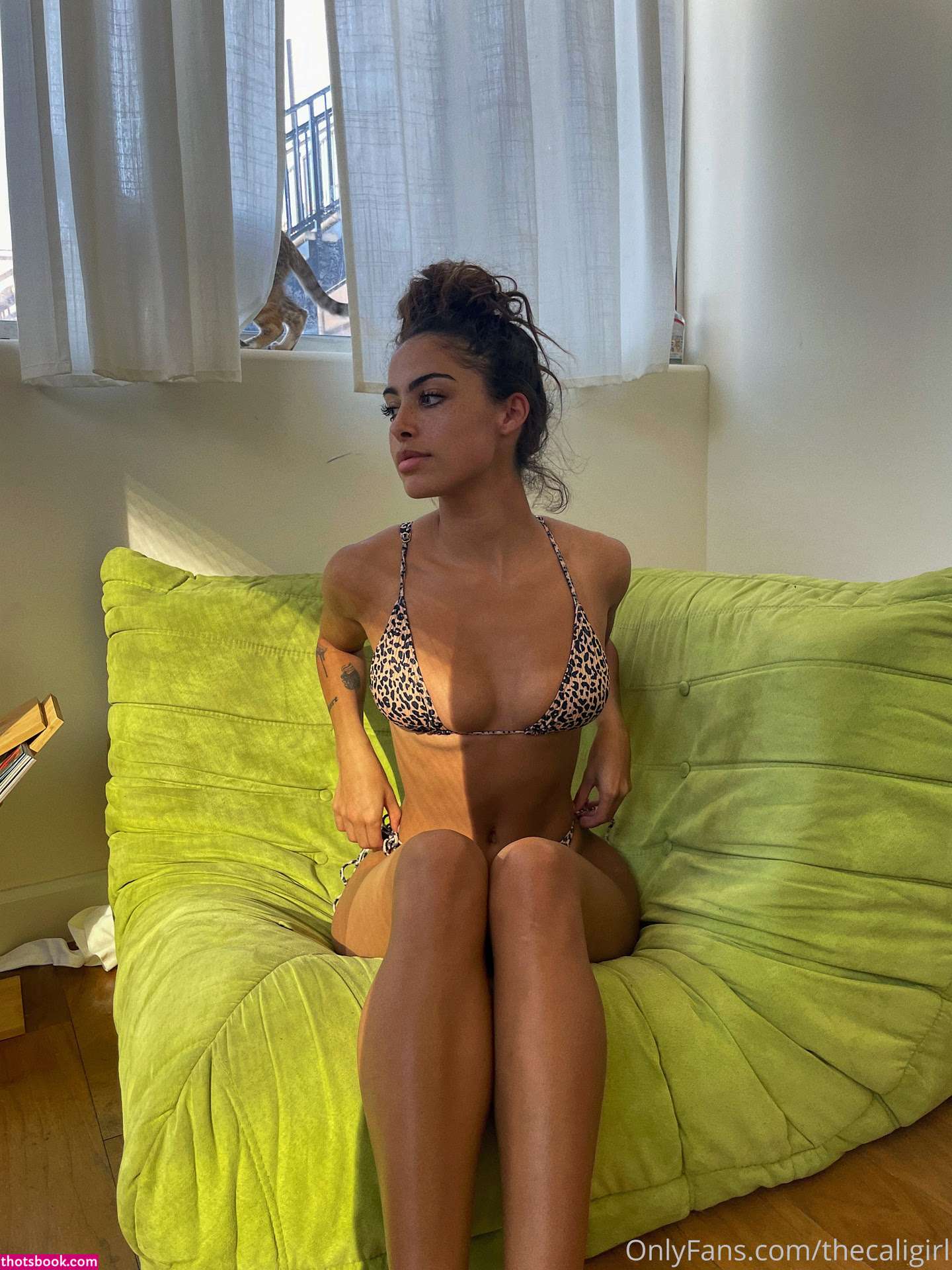 Undercover Freak Photo #15