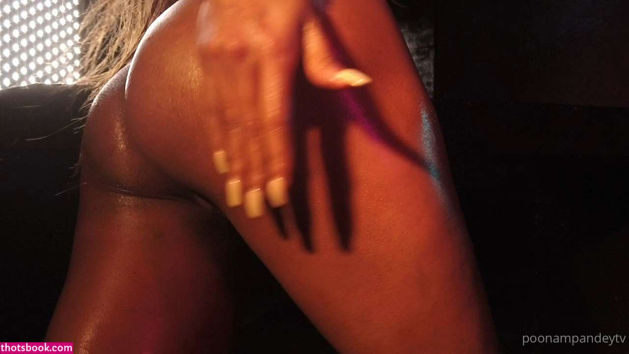 Poonam Pandey Photo #37