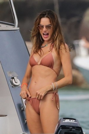 Alessandra Ambrosio Photo #53