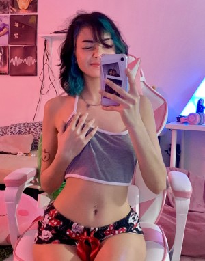 fullofbugss Photo #2