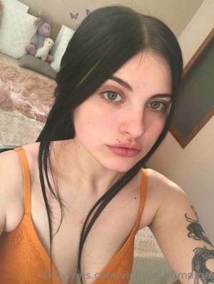 Victoria Hampton Photo #29