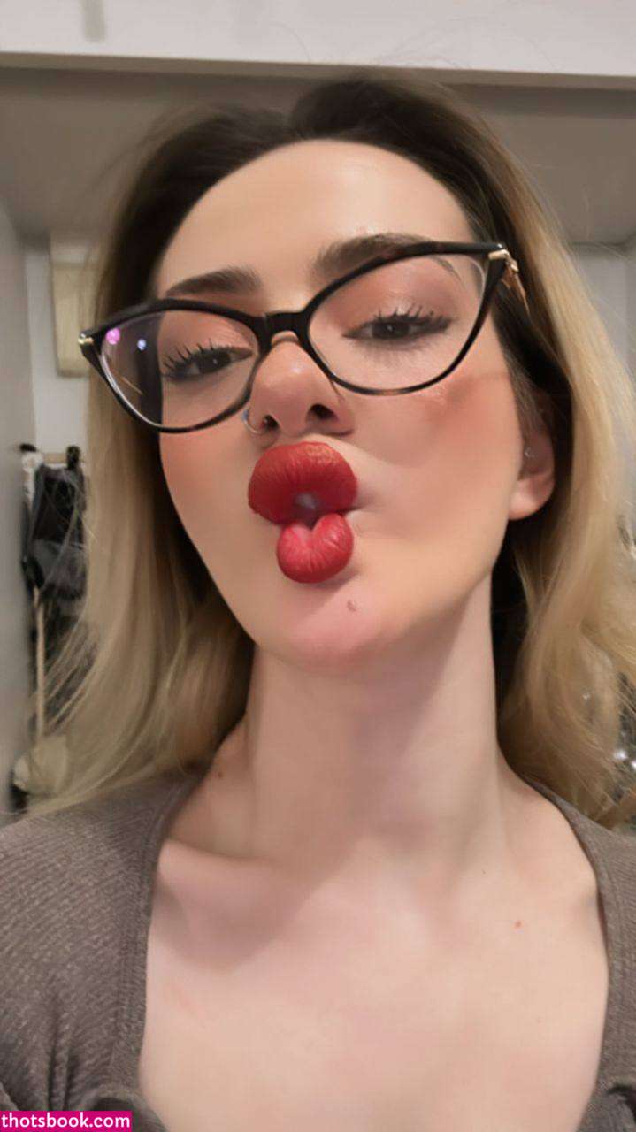 Oznur Guven Photo #3