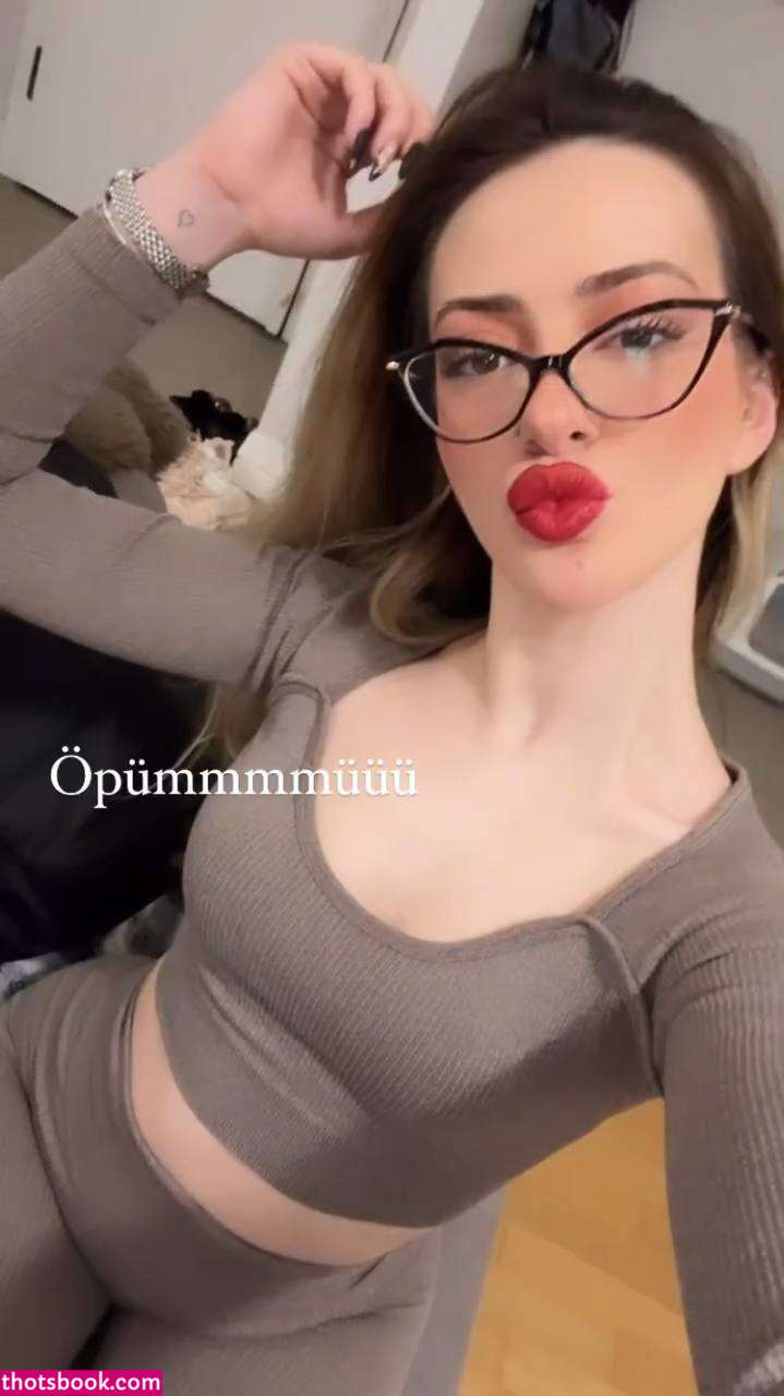 Oznur Guven Photo #7