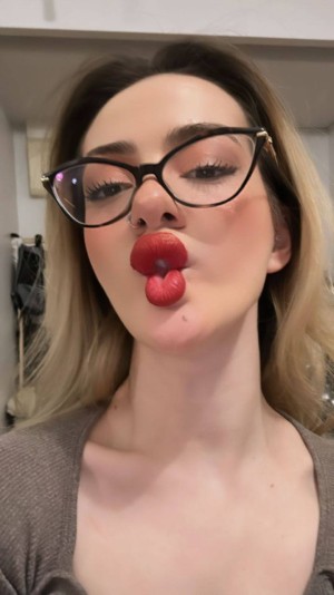 Oznur Guven Photo #3