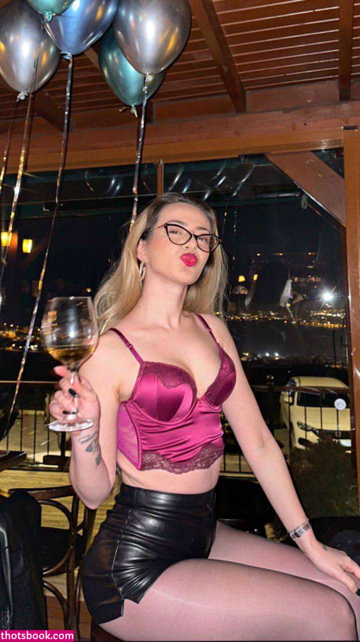 Oznur Guven Photo #12