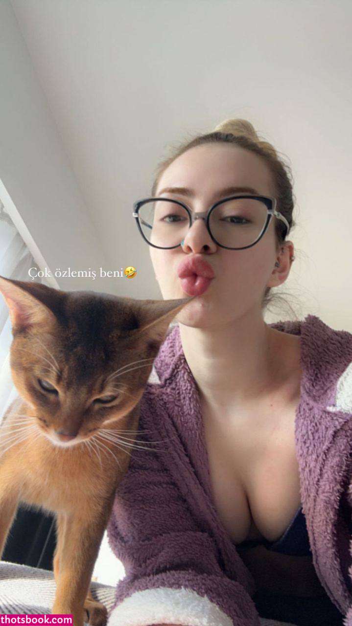 Oznur Guven Photo #58