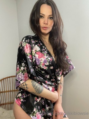 Vikki Blows Photo #35