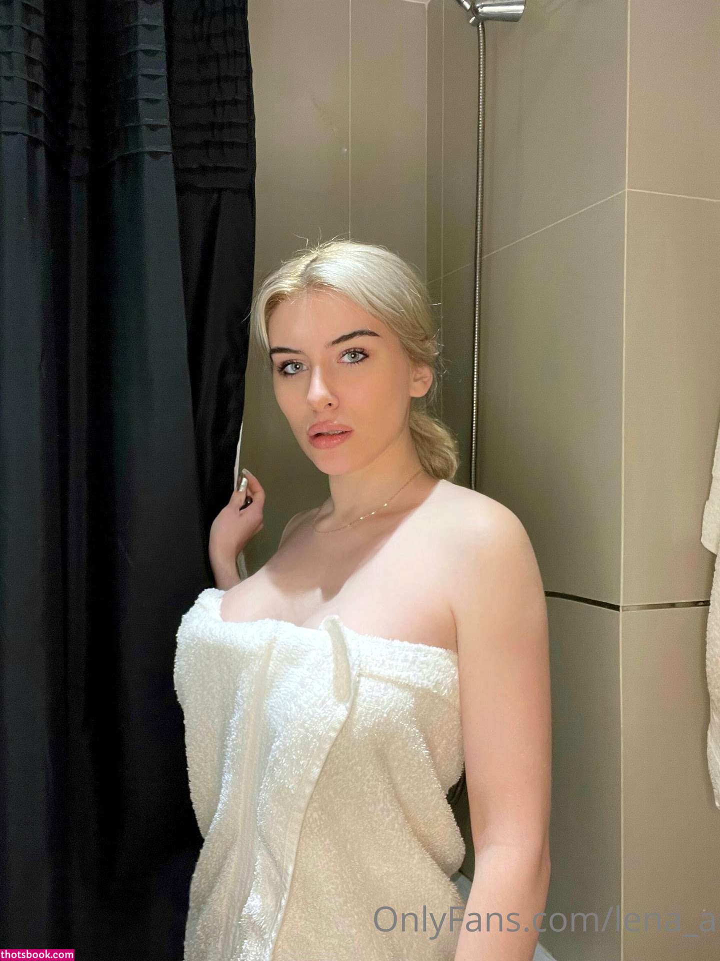 Olivia Collins Photo #11