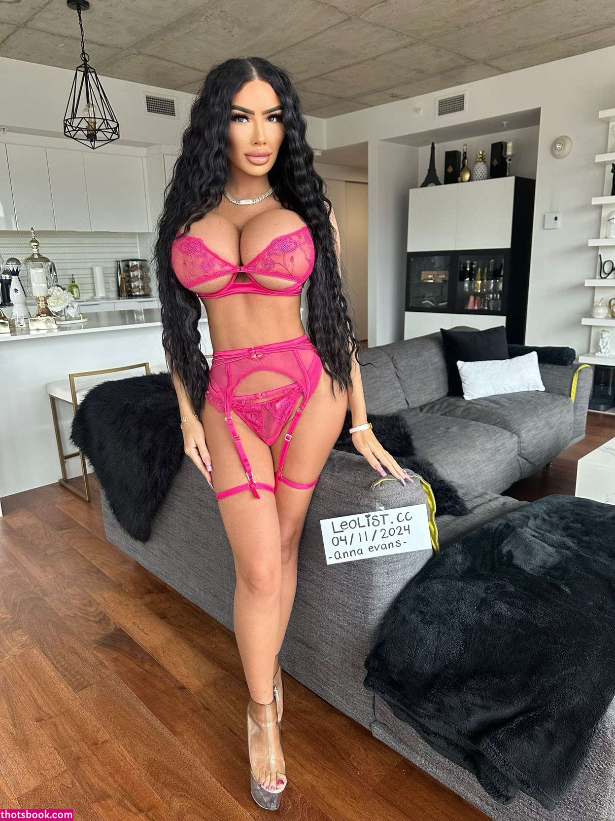 Anna Evans Photo #30