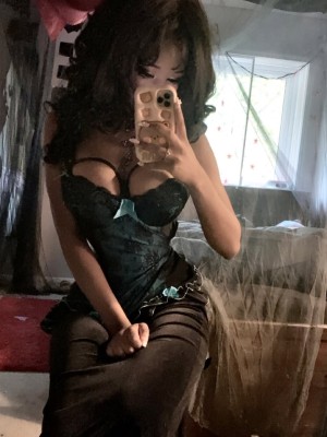 Thelovewitch942 Photo #15