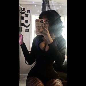 Thelovewitch942 Photo #17