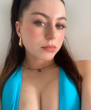 Isabelle Dze Photo #20