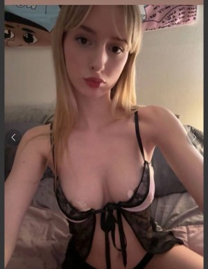 felicityhughes Photo #7