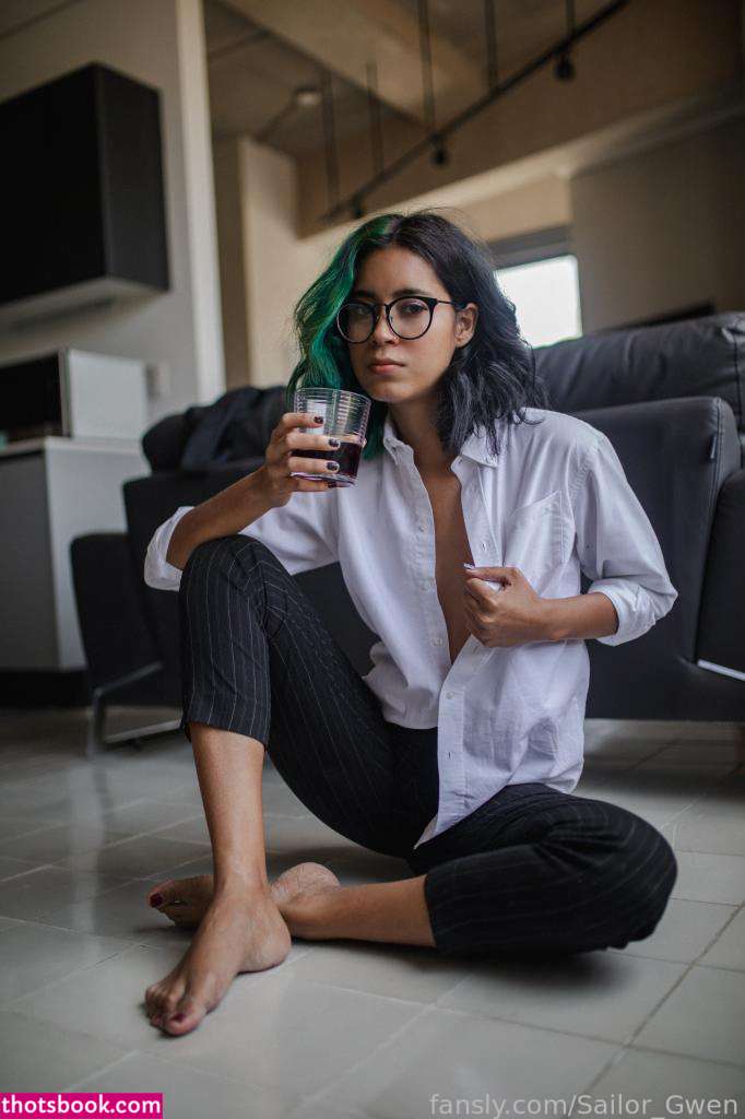 Sailor Gwen Photo #35