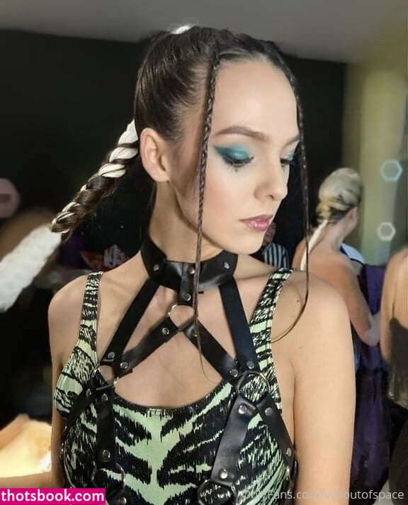 Vikioutofspace Photo #238