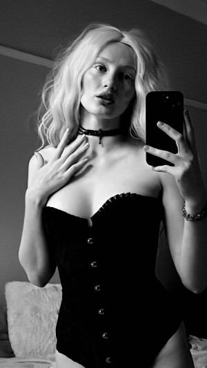 Erin Perise Photo #40