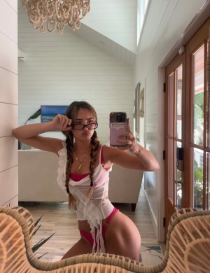 Julia Ernst Photo #16