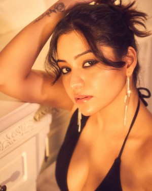 Simran Kaur Photo #11