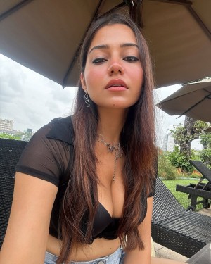 Simran Kaur Photo #21