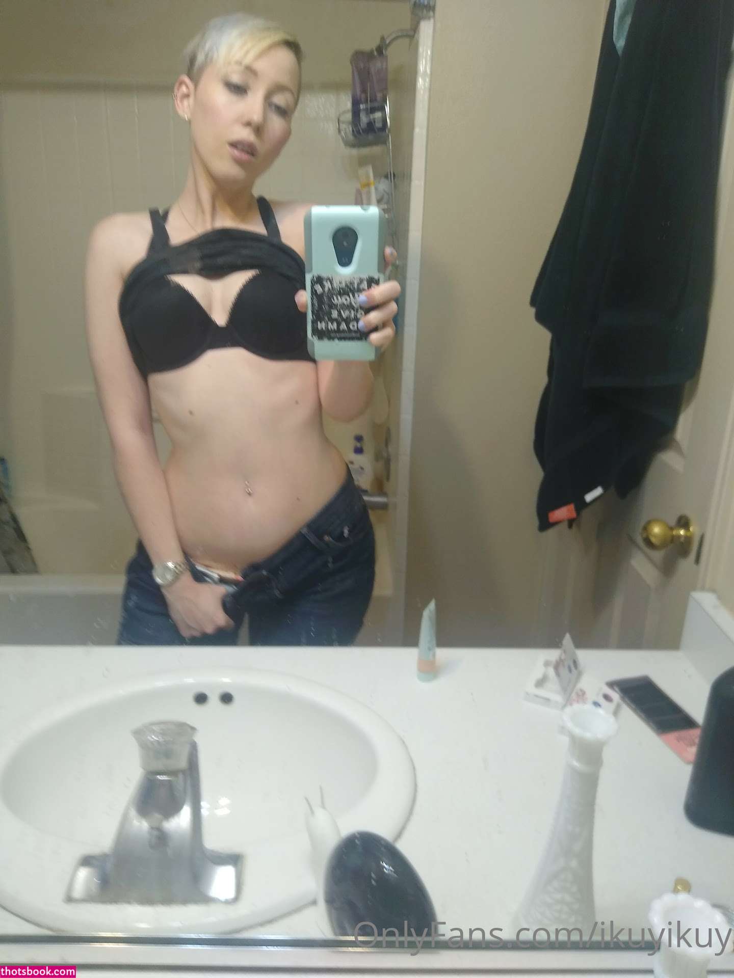 Ikuy Cosplayer Photo #81