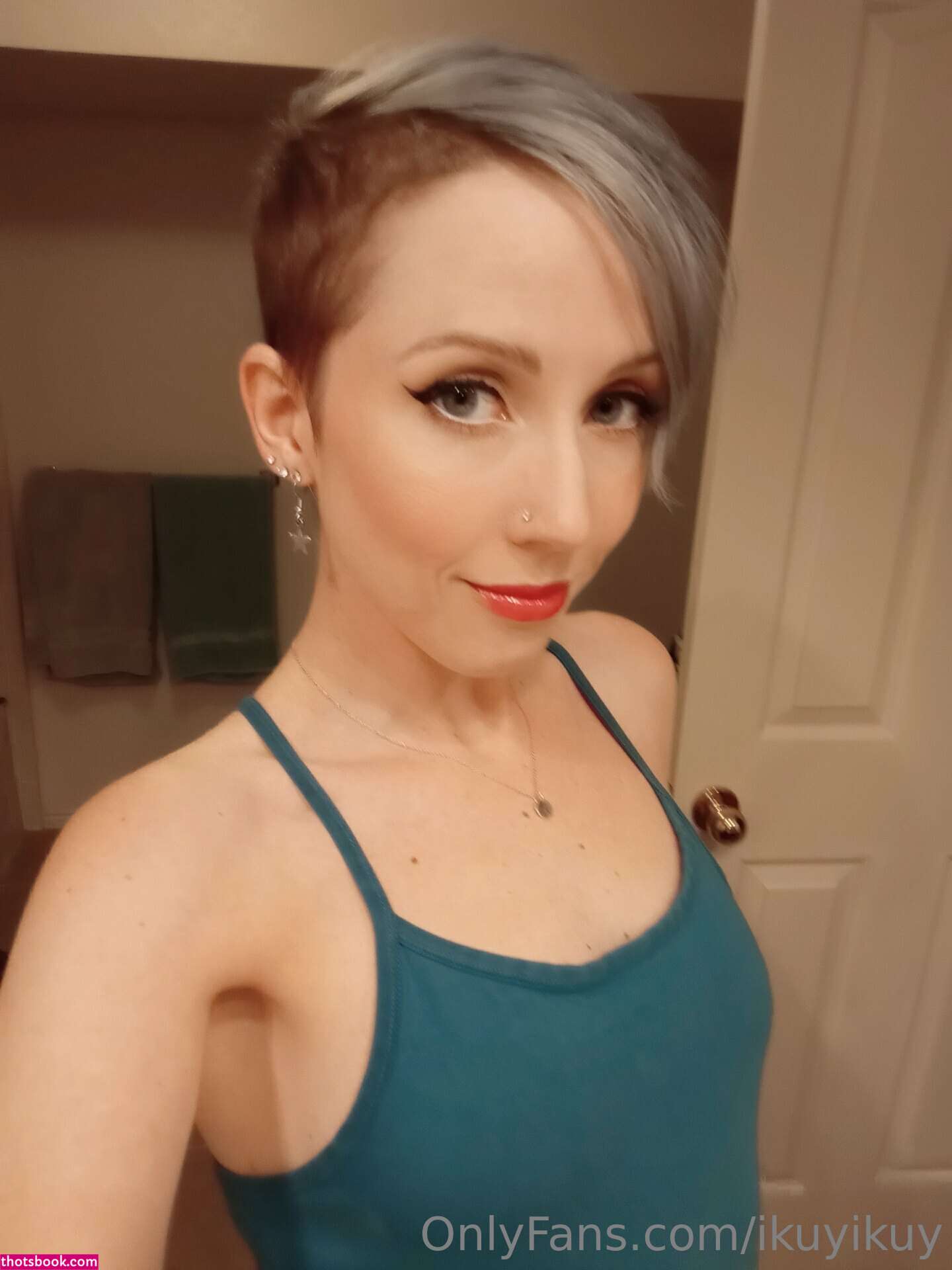 Ikuy Cosplayer Photo #100