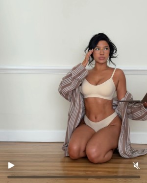 Julia Kelly Photo #22