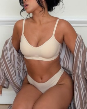 Julia Kelly Photo #26