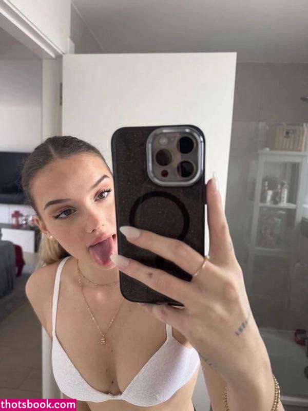 Lia Sikora Photo #26