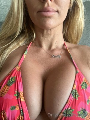 Kindly Myers Photo #33