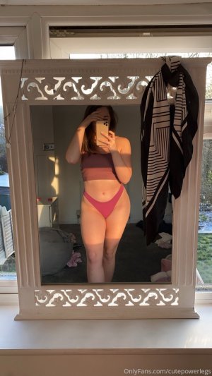 Cutepowerlegs Photo #3