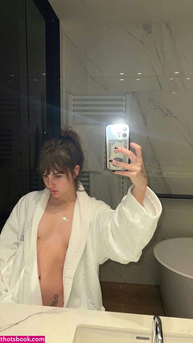 Victoria De Angelis Photo #39