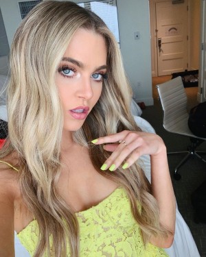 Anne Winters Photo #19