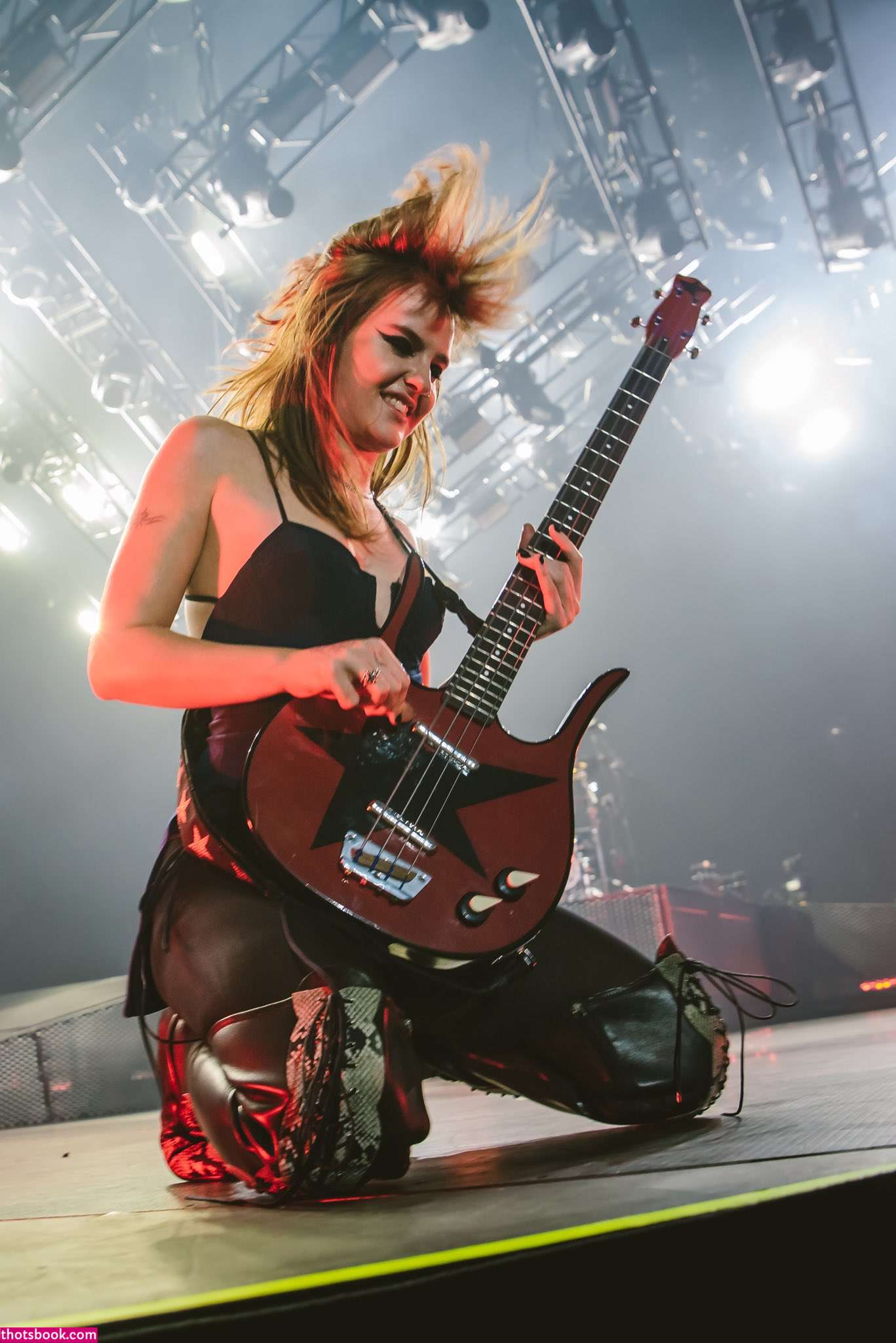 Victoria De Angelis Photo #4