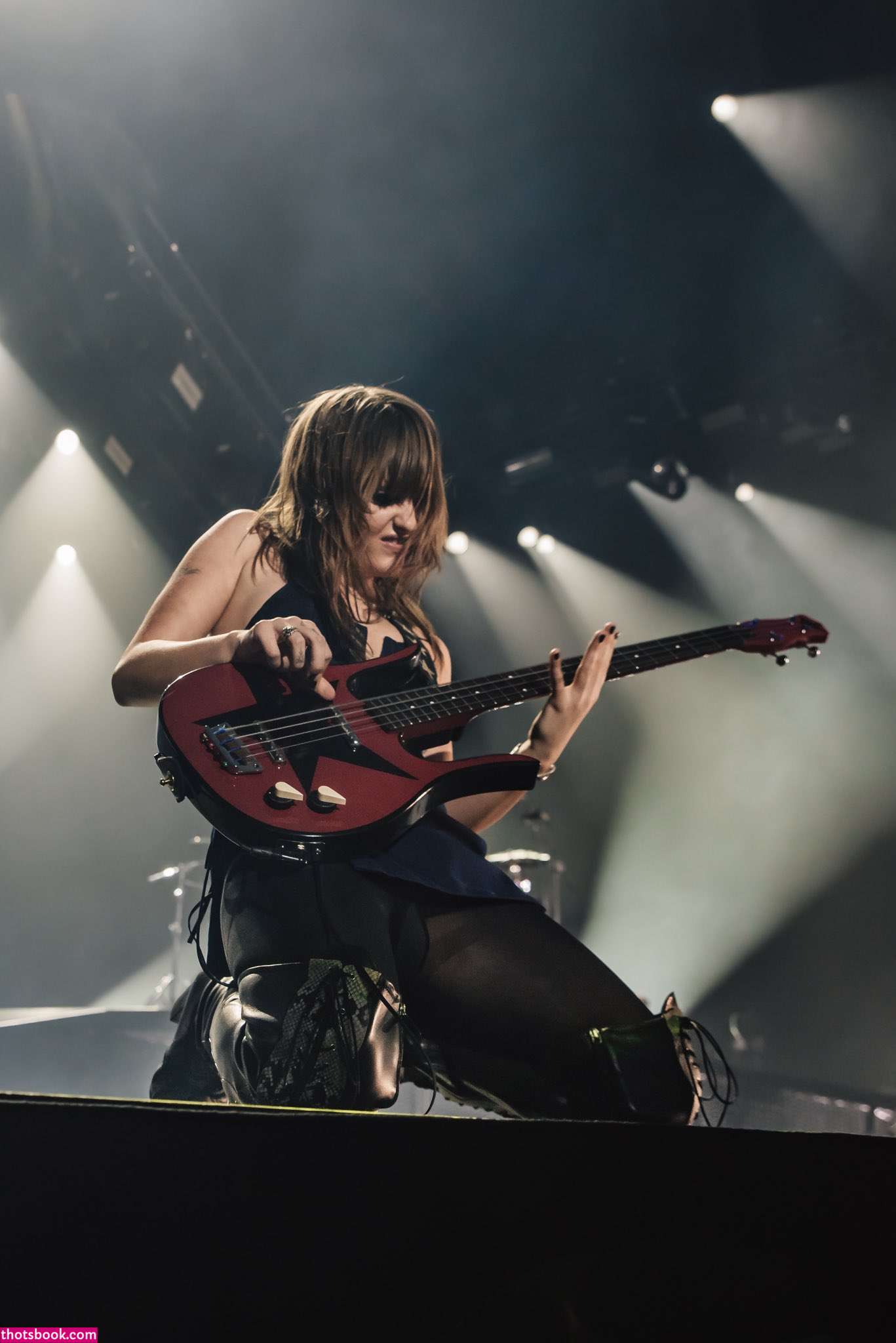 Victoria De Angelis Photo #9